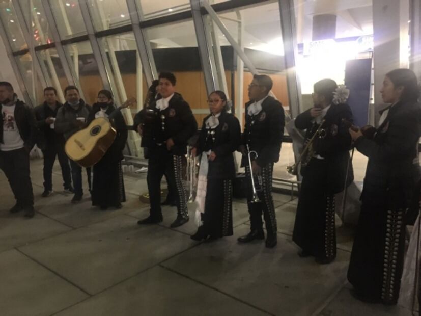 Con mariachi, fotos y carteles, simpatizantes esperan llegada de AMLO a NY