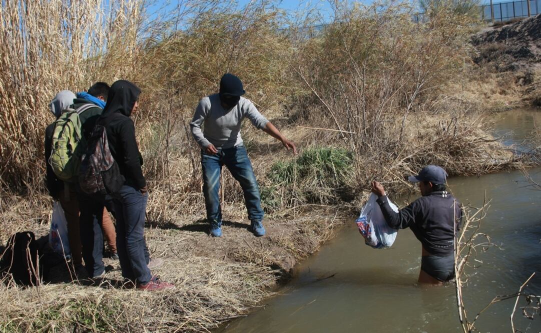 Migrantes en el Río Bravo (Foto: XINHUA)