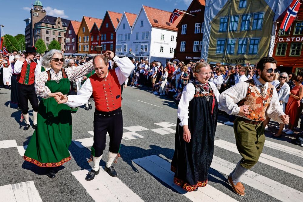 Noruegos participan en un baile tradicional en el Día de la Constitución, en Bergen, el pasado 17 de mayo. Foto: EFE