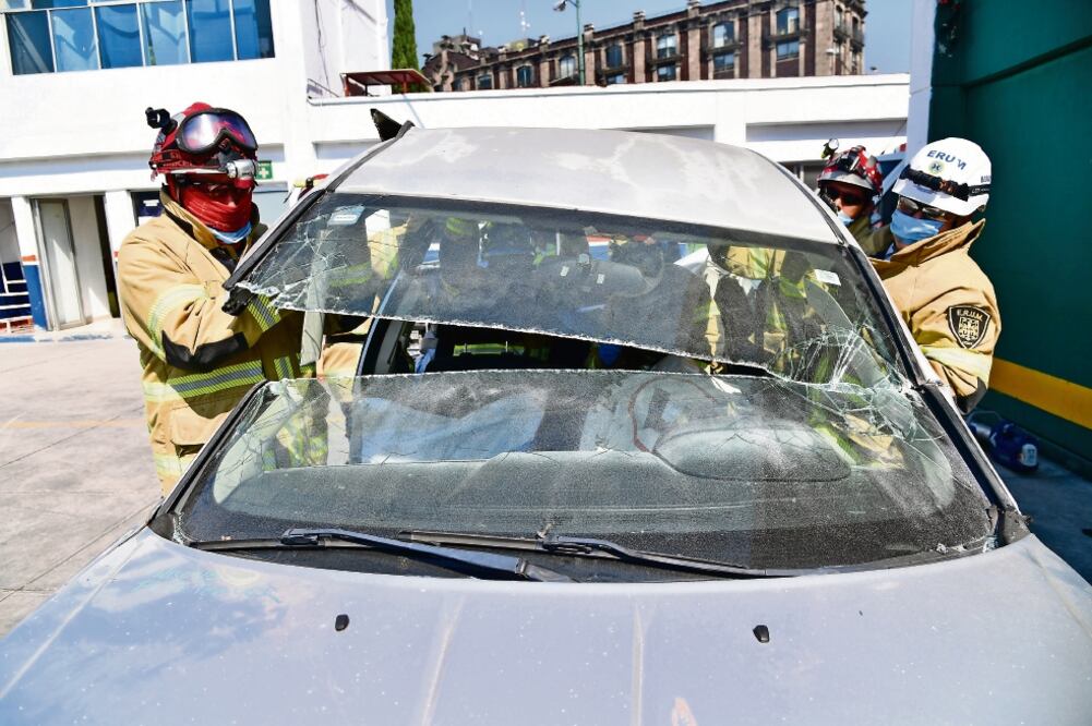 El escuadrón es capaz, en un grupo de seis personas, de desarmar un auto en menos de 25 minutos para rescatar a personas prensadas por accidentes viales (Fotos: HUGO GARCÍA)