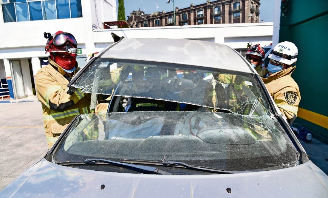 El escuadrón es capaz, en un grupo de seis personas, de desarmar un auto en menos de 25 minutos para rescatar a personas prensadas por accidentes viales (Fotos: HUGO GARCÍA)