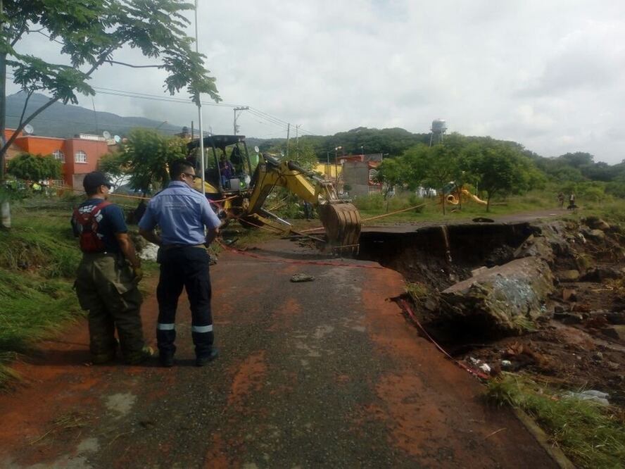 Elementos de la Policía Michoacán, Protección Civil Estatal, Secretaría de Salud, Ejército Mexicano y gobierno municipal participan en las labores de limpieza y retiro de escombros (Foto: tomada de Twitter @pcmichoacan)