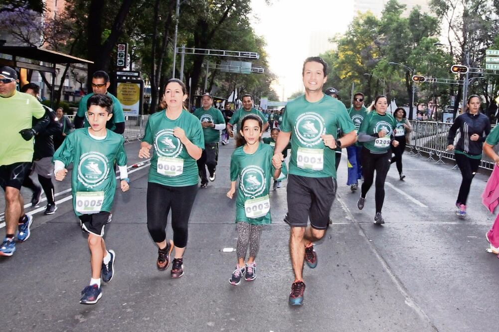 Tuffic Miguel Ortega, director del IMSS, participó con su familia en la carrera por el 75 aniversario del Seguro Social y comentó que en la Ciudad de México acudieron 4 mil trabajadores y sus familias a este evento (CORTESÍA)