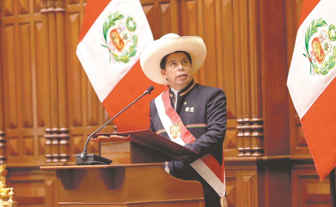 Peruanos celebraron la toma de posesión de Pedro Castillo en Lima, ceremonia que coincidió con el Bicentenario de la Independencia. Los festejos durarán tres días. Foto: GUADALUPE PARDO. AP