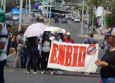 Maestros de educación indígena bloquean calles de Oaxaca; exigen mejoramiento de materiales y entrega de equipos