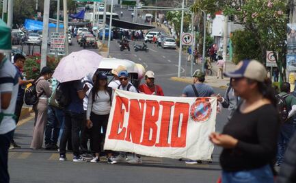 Maestros de educación indígena bloquean calles de Oaxaca; exigen mejoramiento de materiales y entrega de equipos