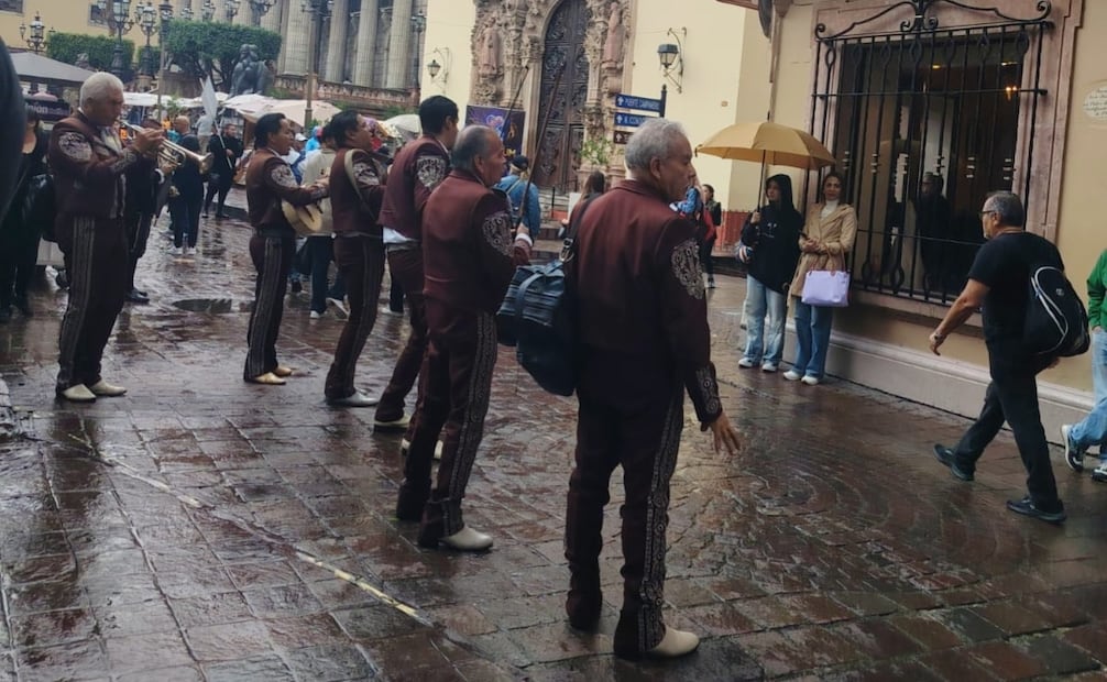 Visitantes llevaron serenata a sus acompañantes con música de mariachi al pie de un balcón. | Foto: Xóchitl Álvarez.