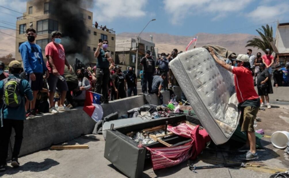 Manifestantes queman pertenencias de migrantes venezolanos en Chile