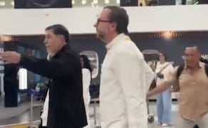 El Senador Fernández Noroña fue encarado durante su paso por el AICM (20/09/2026). Foto: Tik Tok ratballs00