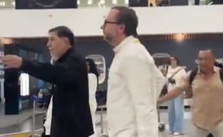 Noroña es increpado en el AICM: “¡corrupto!”, “¡fuera Morena!”, le gritan