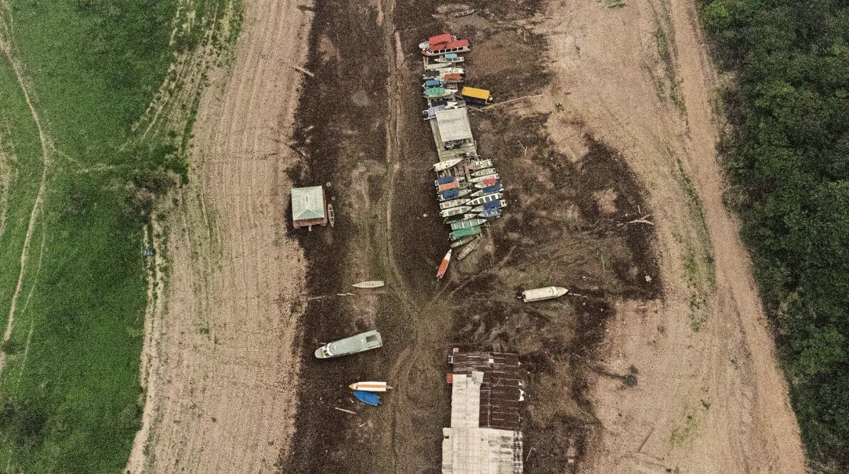 Una imagen tomada con un dron muestra casas y barcos varados en el lago Puraquequara, en la zona este de Manaos, Brasil, afectada por la sequía. Foto: Raphael Alves / O Globo GDA