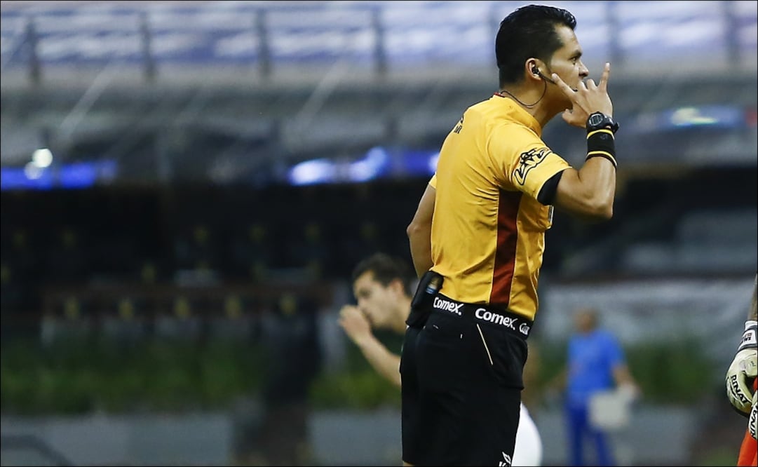 Jorge Antonio Pérez, arbitro central del Cruz Azul vs Pumas. Foto: Imago 7