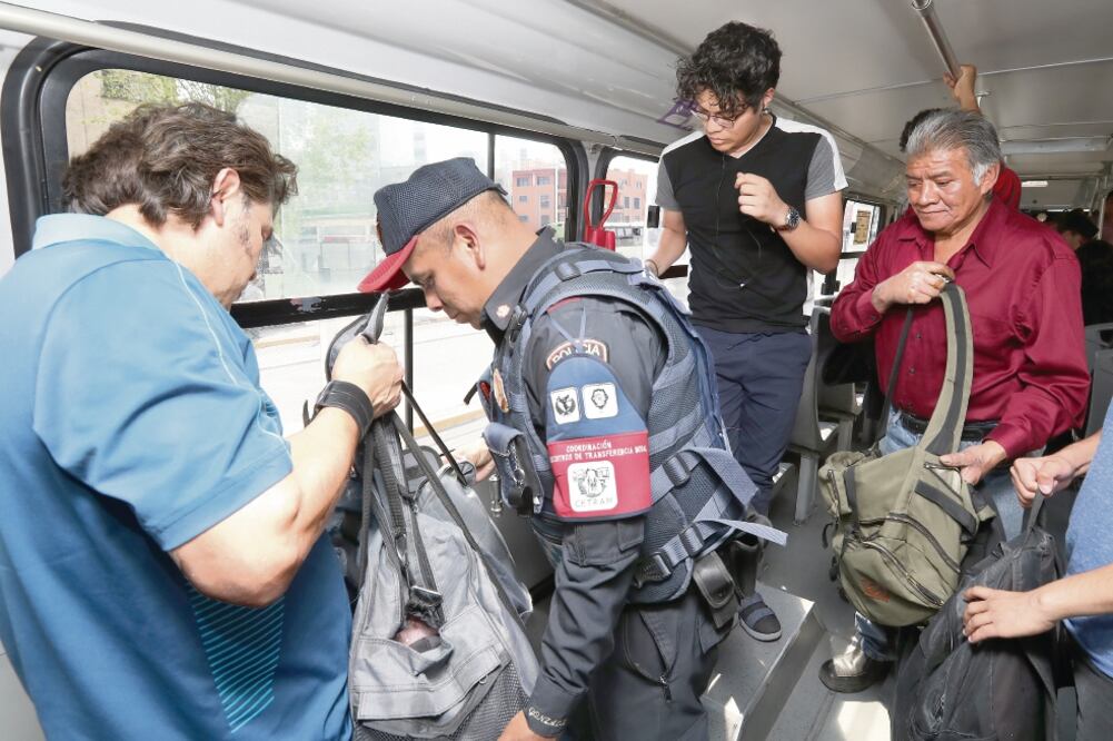 Policías capitalinos realizaron un operativo de seguridad ayer en el paradero del Metro Chapultepec, donde revisaron las pertenencias de usuarios y choferes para inhibir los asaltos en el transporte público (BERENICE FREGOSO. EL UNIVERSAL)