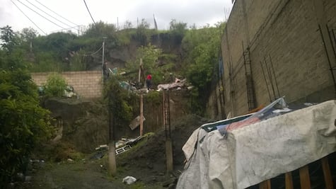 Derrumbe destruye casa y lesiona a una persona en Naucalpan