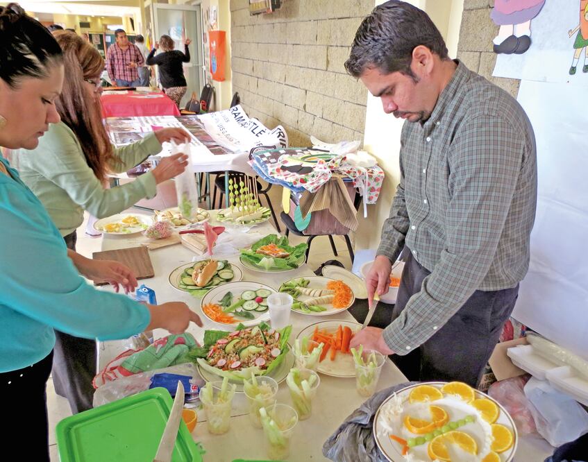 Los menús que preparan para los estudiantes de la primaria Enrique C. Rébsamen de la comunidad de Xocotepec, utilizan jarabe de agave para endulzar los alimentos, además de incluir frutos locales como la ciruela y el capulín