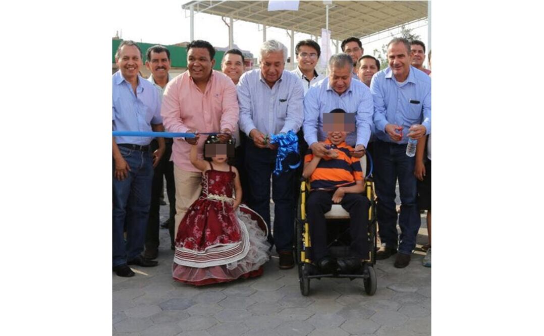 Maritza Paloma de 3 años de edad (Izquierda), asistió al corte del listón con el que se inauguró un centro de desarrollo comunitario. Foto: Especial