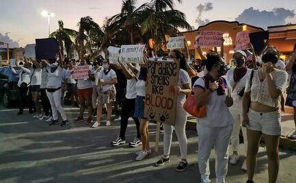 Protesta contra feminicidios llega por primera vez a zona turística de Quintana Roo