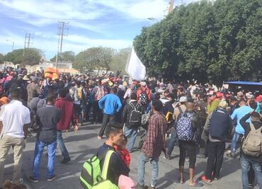 Migrantes marchan rumbo a garita peatonal “PedWest”