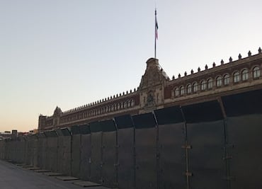 Palacio Nacional amanece blindado con vallas metálicas; amurallan perímetro previo a marcha del 8M