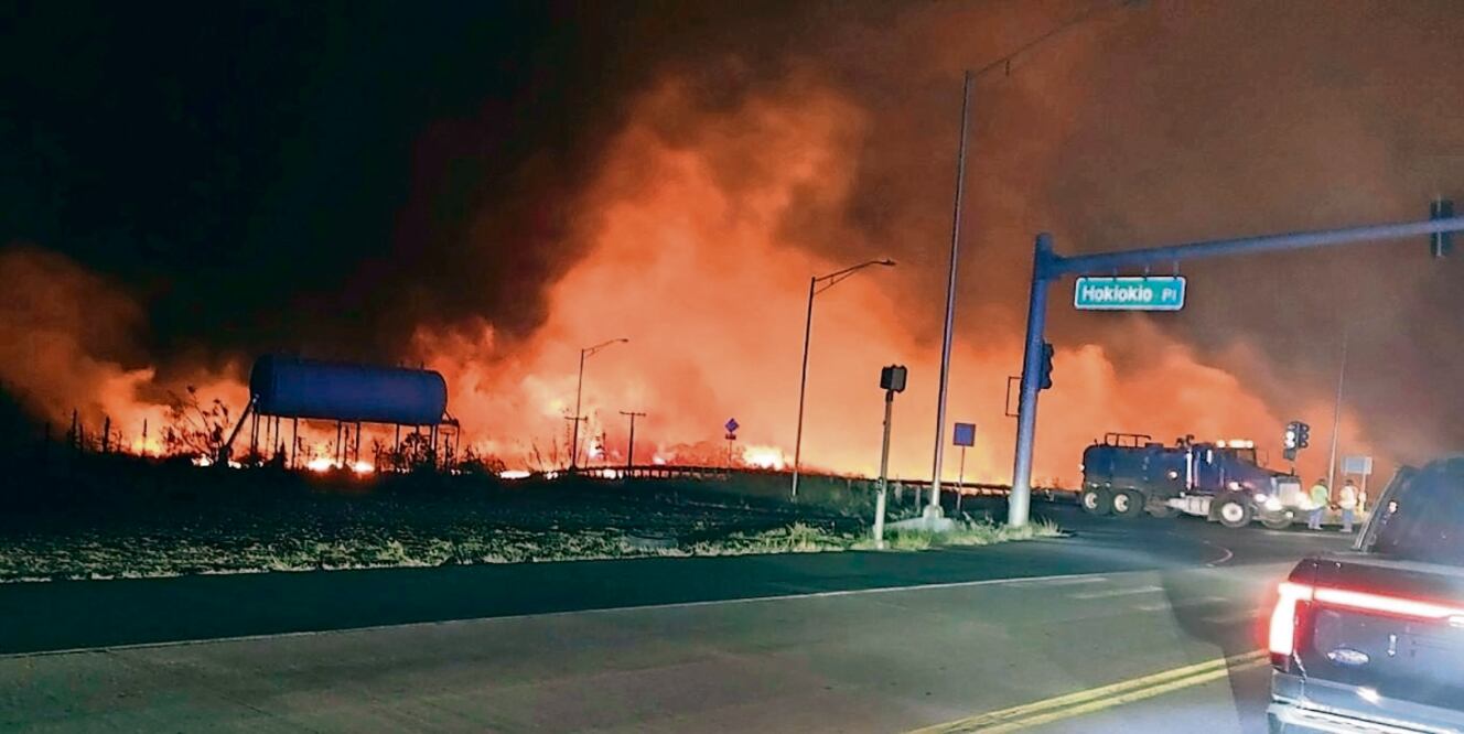 Fuego en la intersección de Hokiokio Place y Lahaina Bypass en Maui. Foto: AP