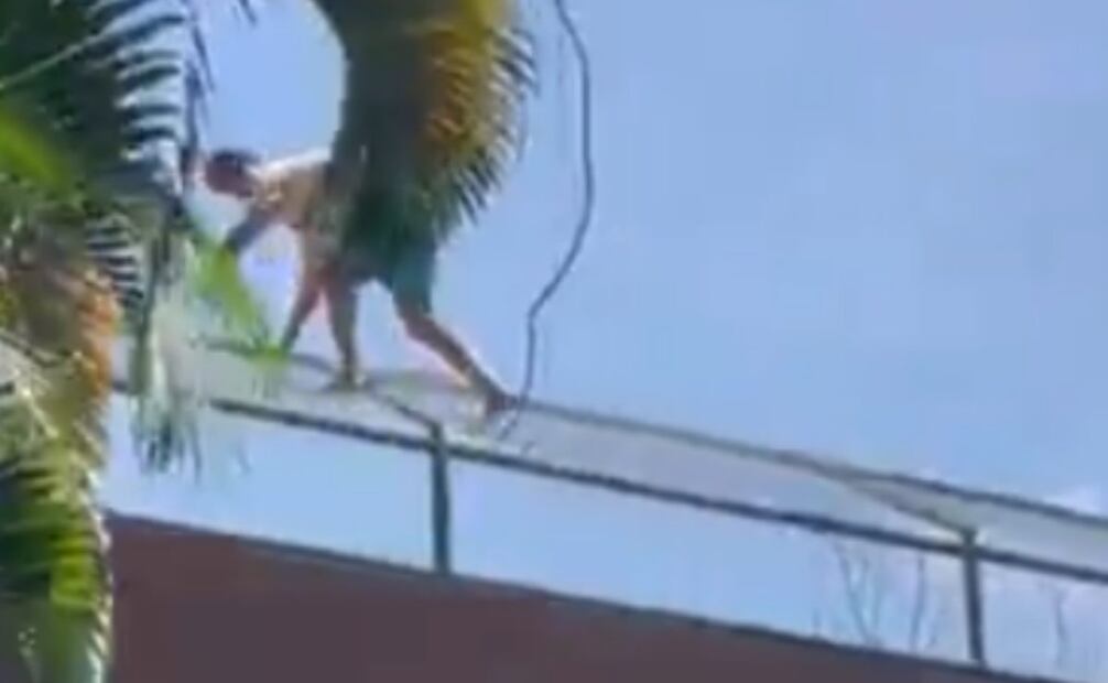 Según la policía, la acción habría sido un posible acto de suicidio. Foto: Captura de pantalla