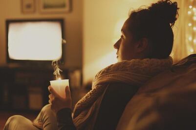 Descubre por qué se duerme con la televisión encendida y qué riesgos tiene esta costumbre