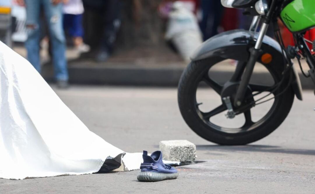 Una mujer murió arrollada por un camión de carga luego de caer de su motocicleta en la que iba acompañada por un hombre, al caer, un trailer la arrolló y murió. Foto: Axel Sánchez/ EL UNIVERSAL