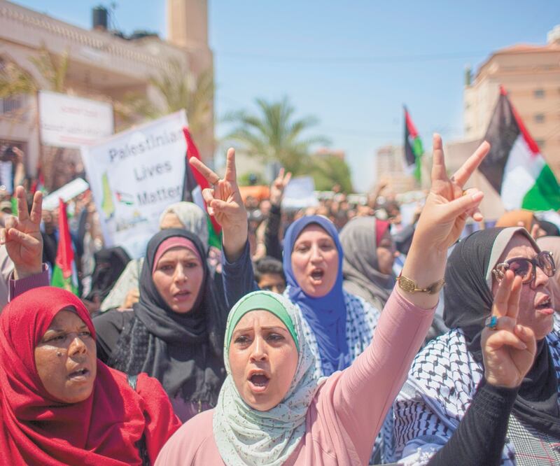 Palestinas corean lemas contra el plan israelí para anexionar partes de Cisjordania, incluyendo, en teoría, el Valle del Jordán. KHALIL HAMRA. AP