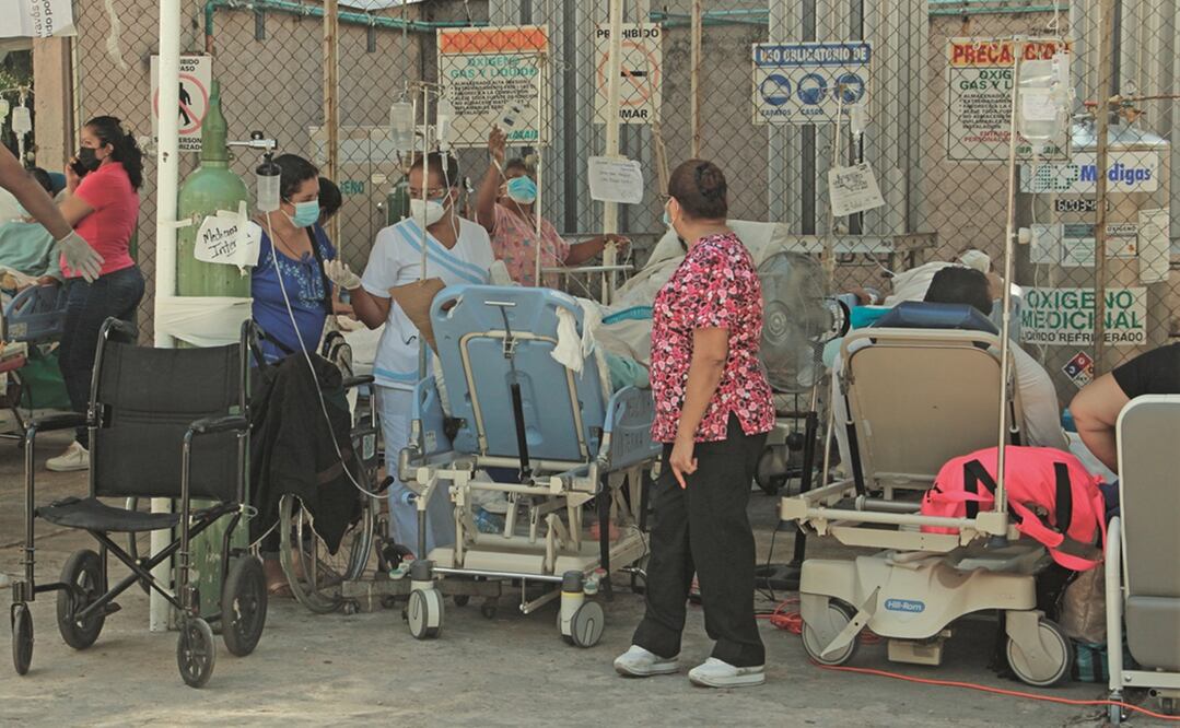 Tras el sismo de la semana pasada, los pacientes del hospital del ISSSTE en Acapulco han sido atendidos al aire libre. Foto: SALVADOR CISNEROS. EL UNIVERSAL