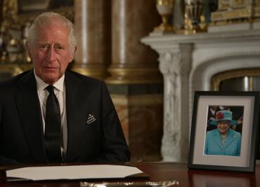 Rey Carlos III promete en su primer discurso seguir los pasos de la reina Isabel II