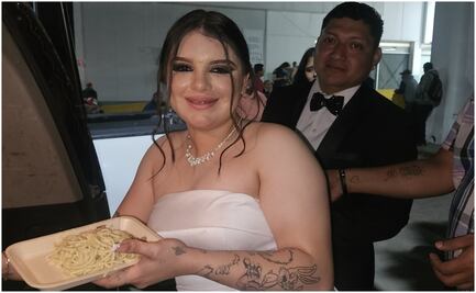 Recién casados reparten banquete de bodas afuera del Hospital General de Reynosa; varios de sus invitados no asistieron a la fiesta