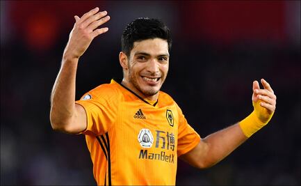 Raúl Jiménez al acecho de Carlos Vela