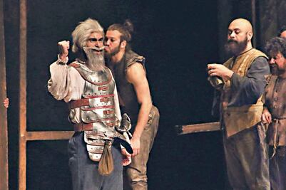 Ernesto cabalga en el escenario