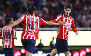 Resultado: Chivas rescató de forma dramática el empate ante Pumas, con doblete de la 'Hormiga'