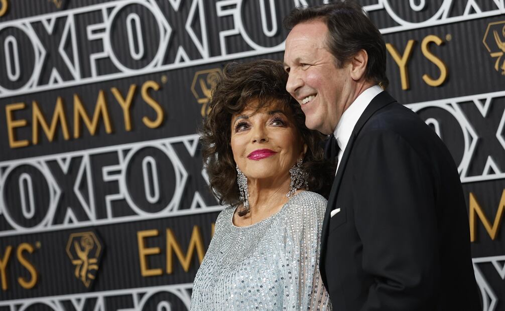 Joan Collins mira con amor a su esposo Percy Gibson. Foto: EFE.