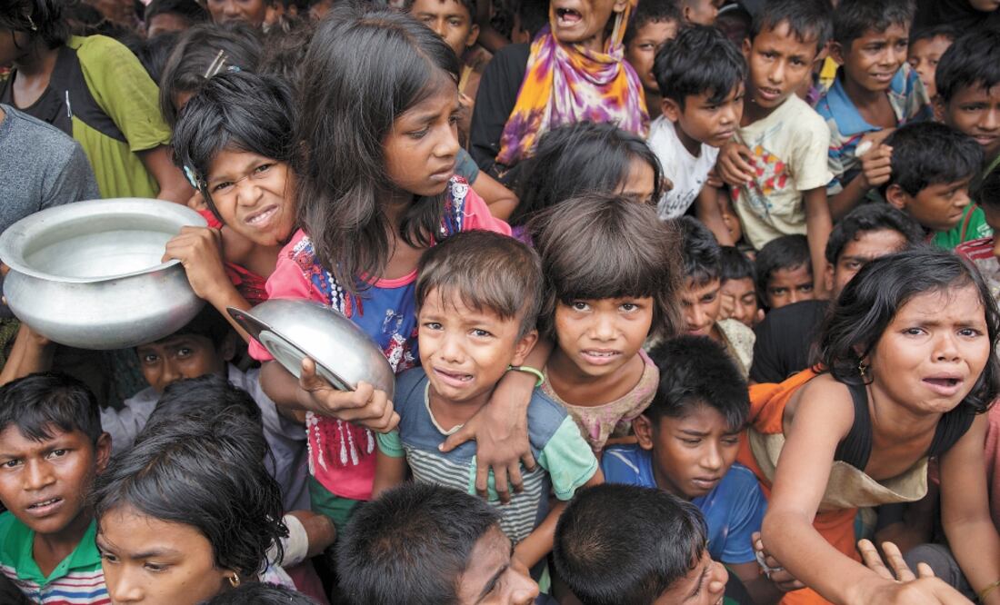 Hambre. Niños rohingyas esperan a recibir comida en un campo de refugiados en Bangladesh. Foto/ARCHIVO AP