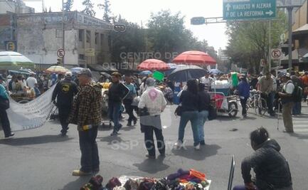 Miembros de la ANUEE protestan frente a Segob