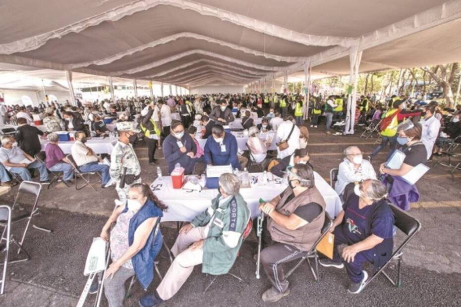 Iztapalapa inicia vacunación con sedes saturadas