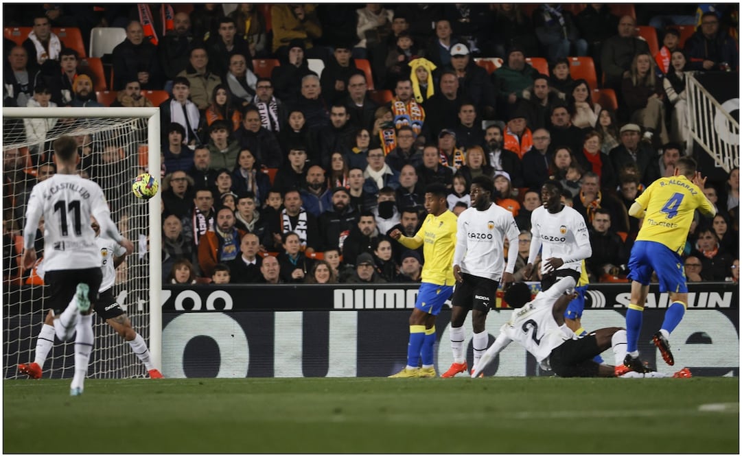 Valencia perdió 0-1 ante Cádiz en la Jornada 16 de LaLiga. FOTO: EFE