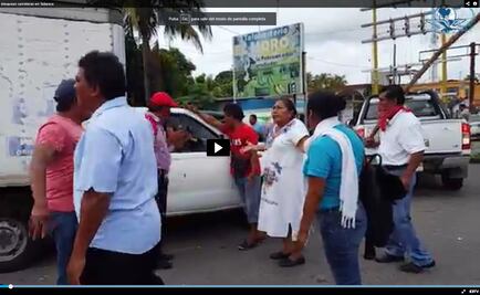 Maestros bloquean carreteras en Tabasco