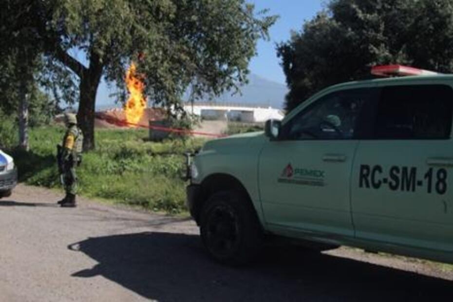 Desalojan casas por incendio en toma clandestina en Puebla