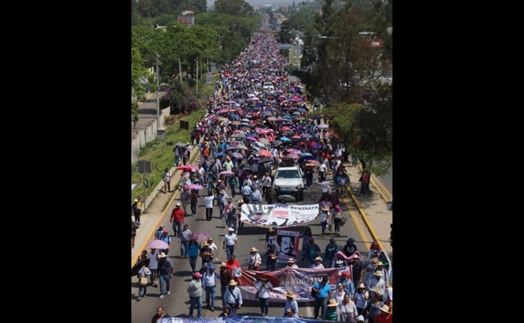Integrantes de la Sección 22 del Sindicato Nacional de Trabajadores de la Educación (SNTE) y diversos gremios del estado se movilizaron en la capital de Oaxaca. (FOTO: Edwin Hernandez. EL UNIVERSAL)