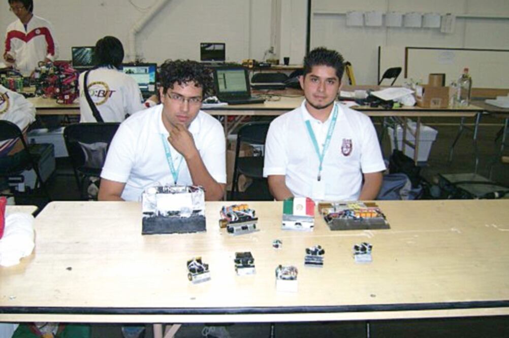 Luis Reyna y Hugo Martínez fueron los primeros mexicanos en ganar un concurso internacional de robótica en 2007 (CORTESÍA LUIS REYNA)