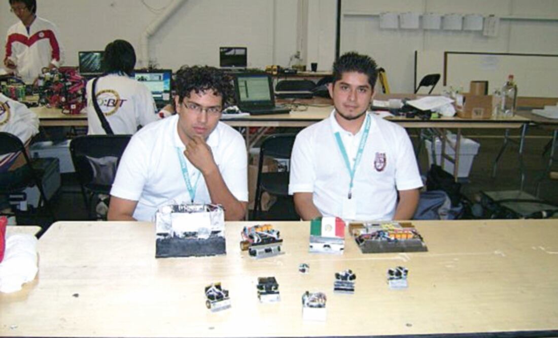Luis Reyna y Hugo Martínez fueron los primeros mexicanos en ganar un concurso internacional de robótica en 2007 (CORTESÍA LUIS REYNA)