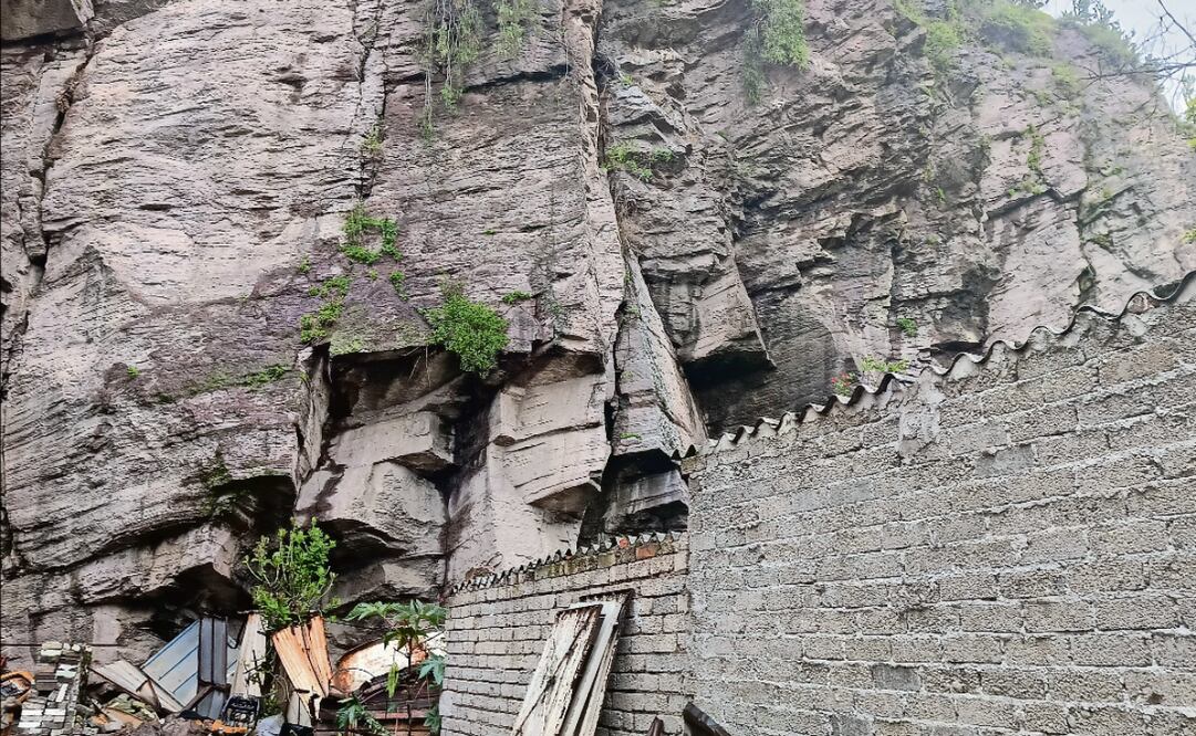 Al menos 23 casas se encuentran en riesgo por deslaves en dos colonias de Tlalnepantla. Foto: Gisela González Granados / EL UNIVERSAL