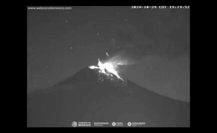 VIDEO: Popocatépetl lanza material incandescente; cenizas se dispersan al norte de Puebla
