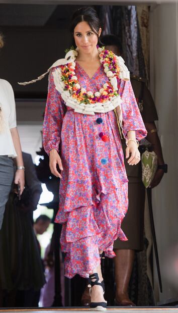 Meghan Markle sorprende con un look colorido en las Islas Fiji