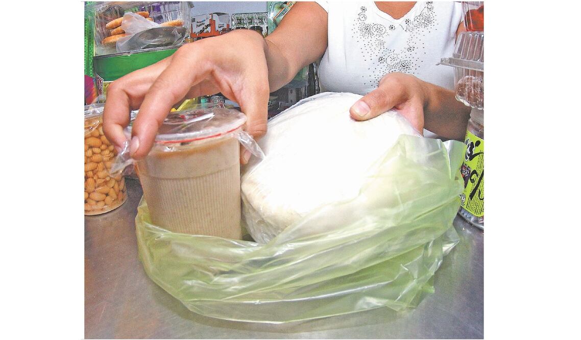 Los pequeños comerciantes enfrentan el reto de convencer a su clientela de que la prohibición de entregar bolsas de plástico es por el bien de todos. Los adultos mayores son los que más se oponen a la medida. Foto: ARCHIVO EL UNIVERSAL
