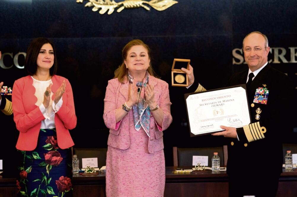 Las titulares del Inmujeres, Lorena Cruz, y de la Secretaría de la Función Pública, Arely Gómez, acompañaron al secretario de Marina, Vidal Francisco Soberón Sanz cuando recibió el reconocimiento. (SAÚL LÓPEZ. CUARTOSCURO)