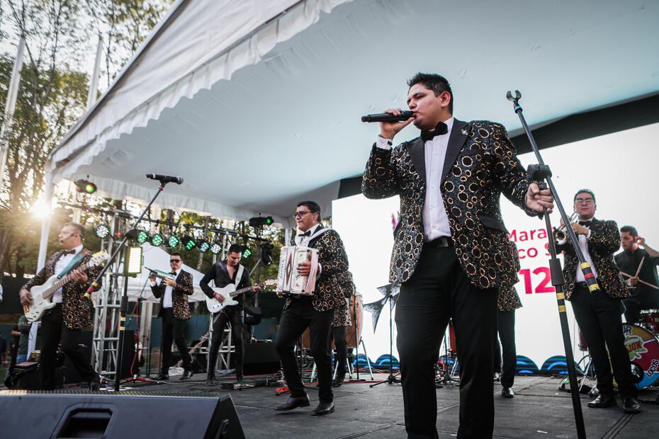 Aarón y su grupo ilusión durante Concierto a beneficio de los damnificados del huracán Otis. Foto: Gabriel Pano | El Universal
